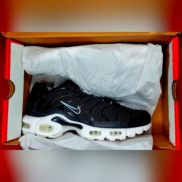 Nike Air Max Plus Sneaker Sz Women DM2362 001 Black White